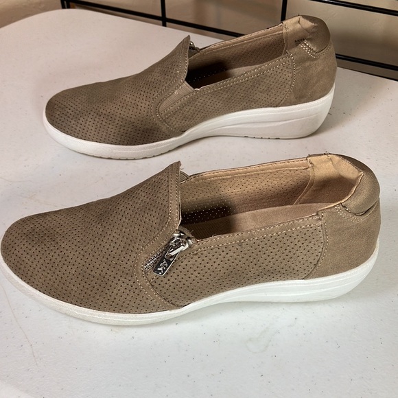 EUC Anne Klein 6.5 Women’s Taupe/Gray NISSA Casual Slip On Wedge - Picture 3 of 9